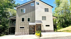 Brand new built! Pond, kayaks, hot tub,fire pit,grill…
